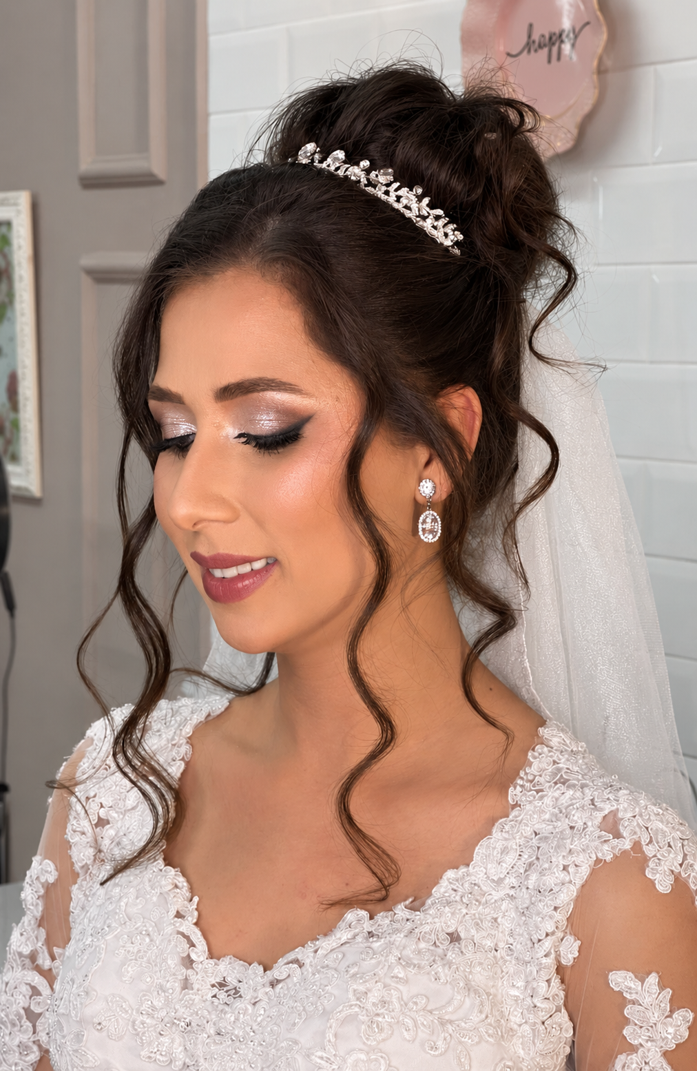 Noiva com penteado e maquiagem do Espaço de Beleza Fatinha Martins